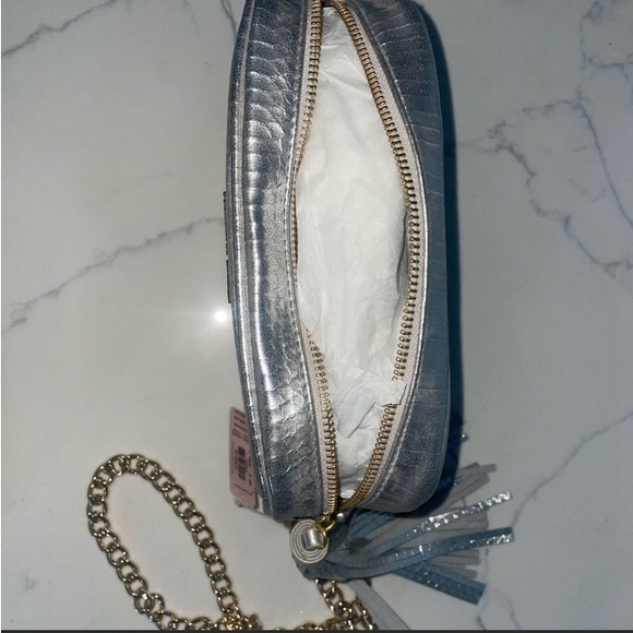 🆕🔥VICTORIA SECRETS GORGEOUS&CHIC GOLD CHAIN SILVER/REPTILE TEXTURE CROSSBODY - Picture 9 of 11